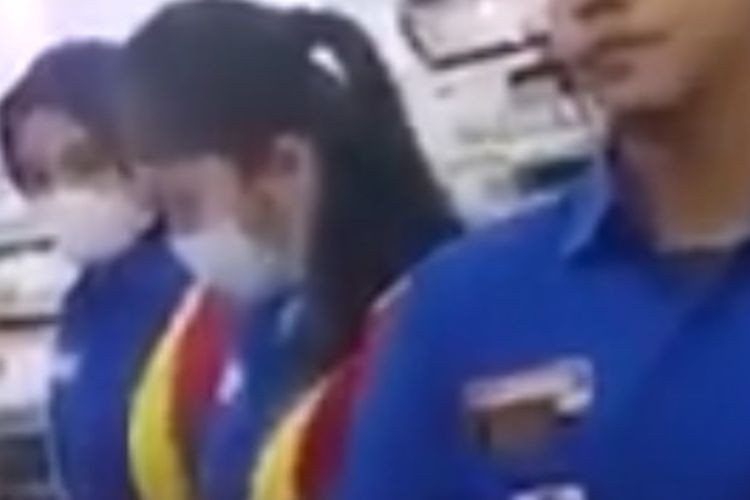 Gambar tangkapan layar kasir Indomaret di Simalungun Sumatera Utara kena semprot seorang Bapak.