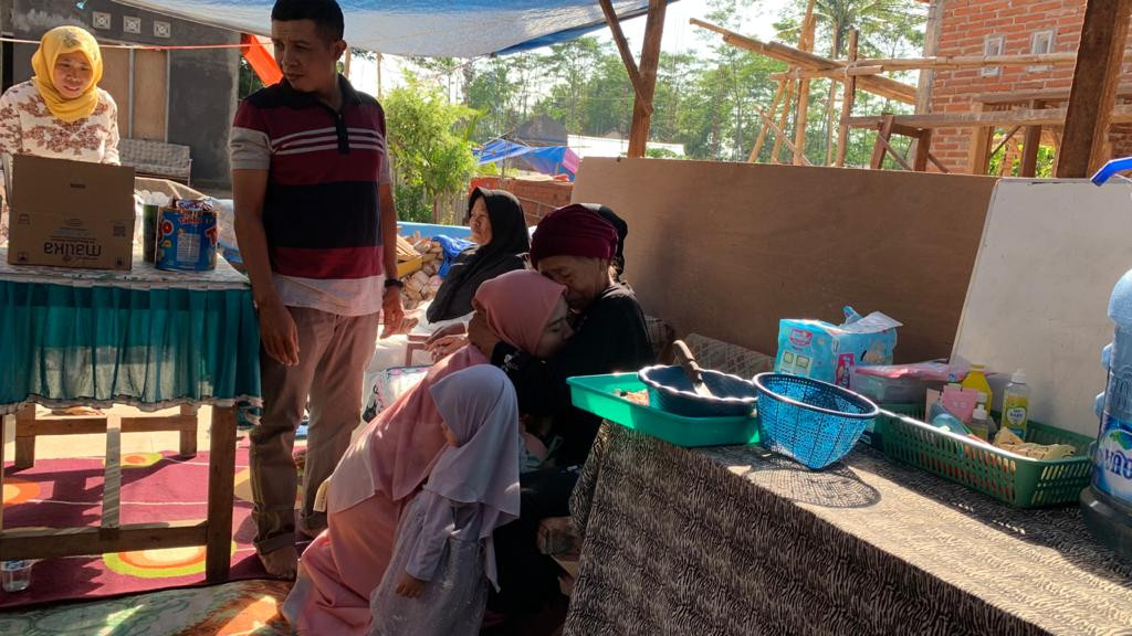 Perayaan Idul Fitri di lokasi terdampak gempa Desa Majang Tengah, Dampit, Kabupaten Malang (Foto: Lalu Theo/ngopibareng.id)