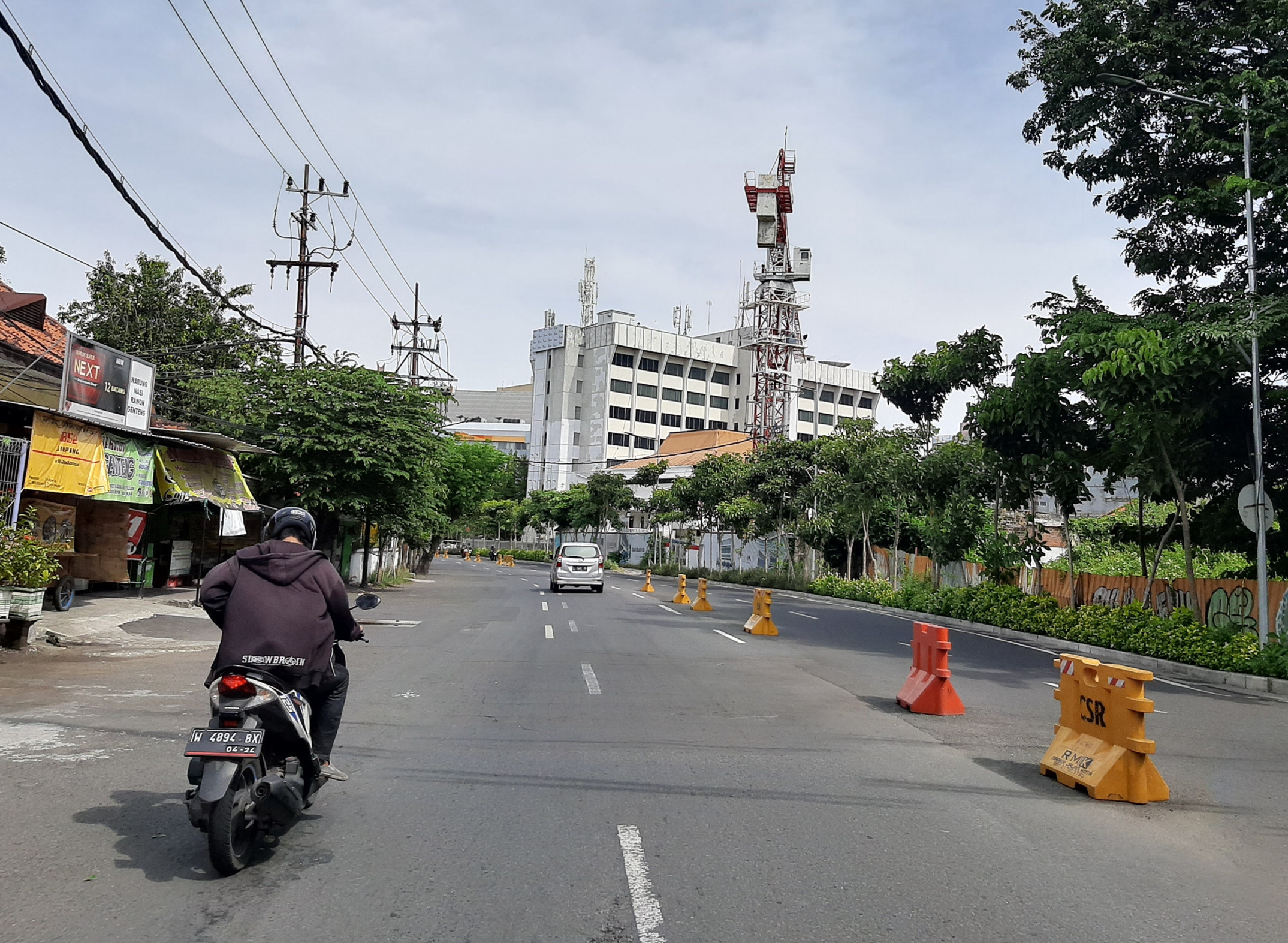 Suasana Jalan Raya Darmo Surabaya terlihat sepi, Kamis 13 Mei 2021 siang. (Foto: Pita Sari/Ngopibareng.id)