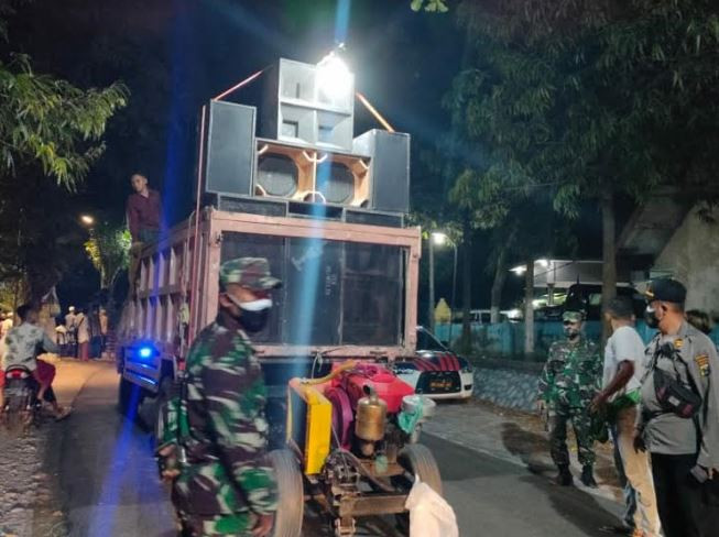 Truk takbir keliling dihentikan Polsek Maron dan Koramil Maron, Kabupaten Probolinggo, Jawa Timur. (Foto: Polsek Maron)