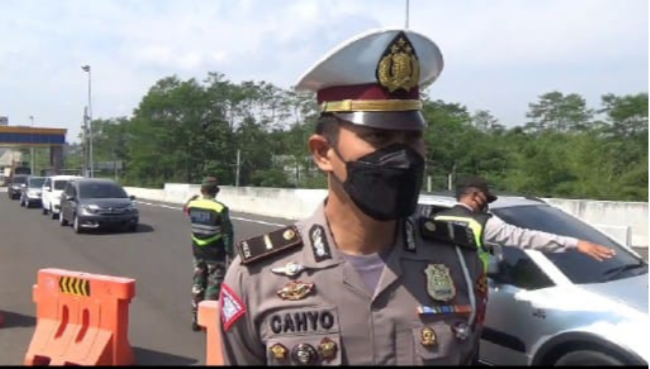 Perwira Pos Pengaman Exit Tol Madyopuro, Ipda Cahyo Nugroho saat ditemui di Pos Penyekatan (Foto: Lalu Theo/ngopibareng.id)