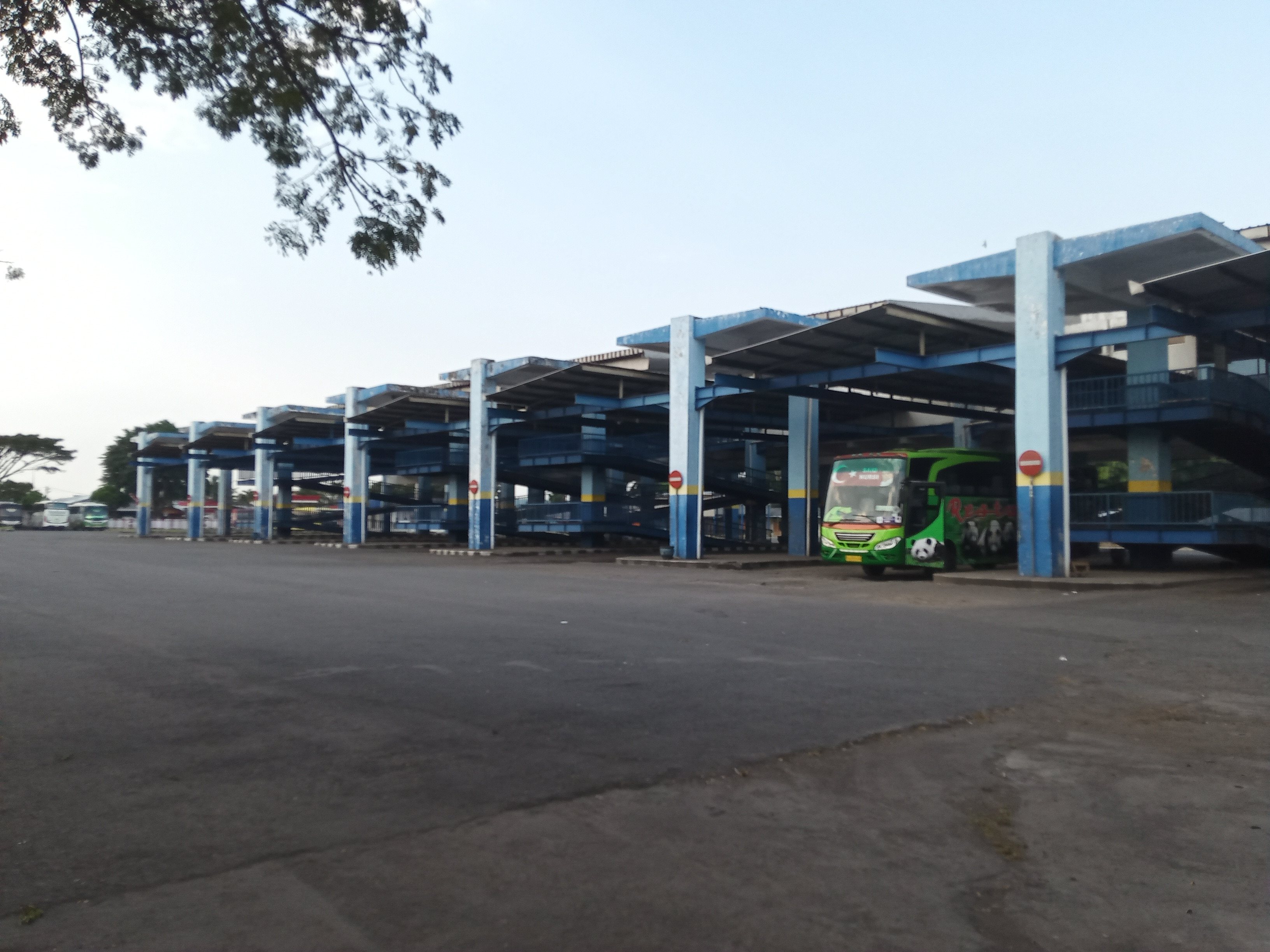 Suasana Terminal Arjosari, Kota Malang saat H+1 lebaran. (Foto: Lalu Theo/Ngopibareng.id)