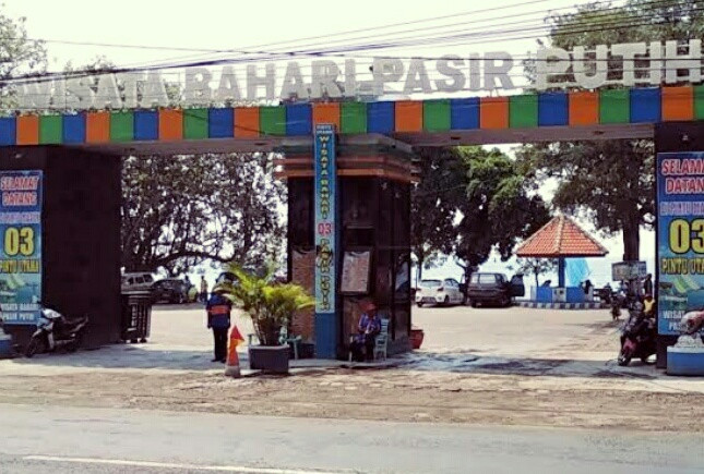 Pintu utama masuk Wisata Bahari Pantai Pasir Putih Situbondo, Jawa Timur, ditutup dari pengunjung pada 13-19 Mei 2021. (Foto: Guido Saphan/Ngopibareng.id)