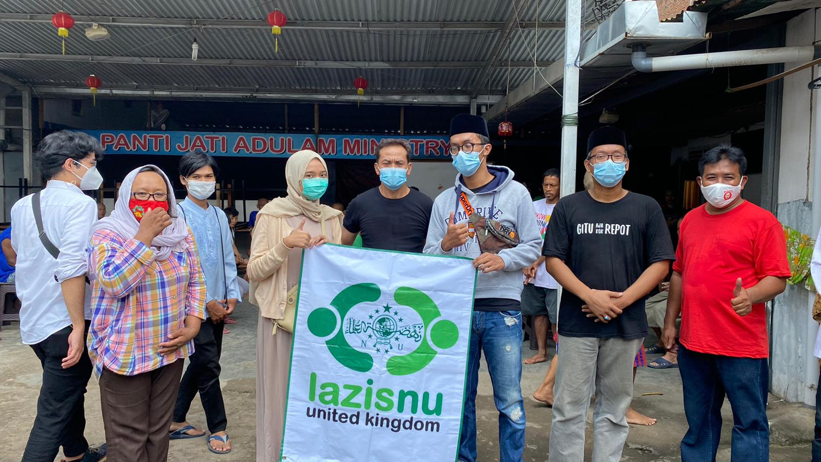 Pengurus Cabang Istimewa Nahdlatul Ulama (PCINU) United Kingdom bersama NUCare Lazisnu Inggris Raya menyalurkan zakat dan bantuan untuk warga penyandang difabel serta panti asuhan. (Foto: Istimewa)