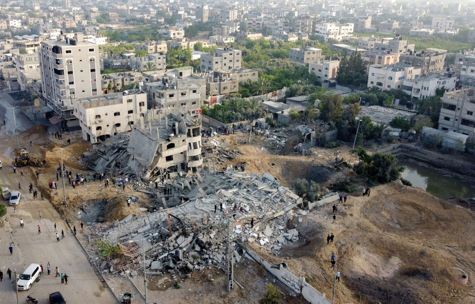 Sebuah gambar yang diambil dengan drone menunjukkan reruntuhan bangunan yang hancur dalam serangan udara Israel di tengah gencarnya kekerasan Israel-Palestina, di Jalur Gaza utara 13 Mei 2021. (Foto: reuters)