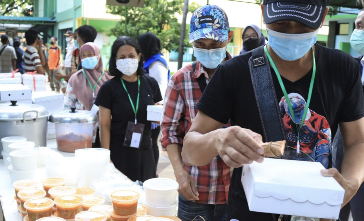 Para PMI yang tengah menjalani isolasi di Asrama Haji Sukolilo (Foto: Dok. Humas Pemprov Jatim)