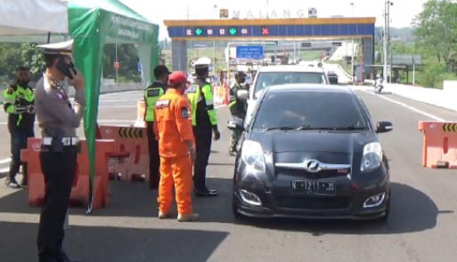 Penyekatan kendaraan di Exit Tol Madyopuro, Kedungkandang, Kota Malang (Foto: Lalu Theo/ngopibareng.id)