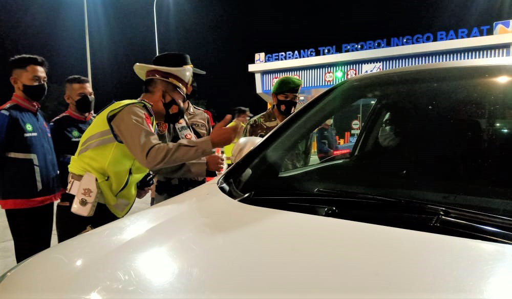 Sebuah mobil yang keluar dari Exit Tol Probolinggo Barat dirazia petugas gabungan, penumpangnya di-rapid test. (Foto: Ikhsan Mahmudi/Ngopibareng.id)