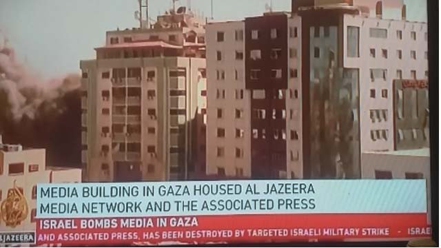 Gedung Al Jalaa di Gaza, Palestina, yang berlantai 11, (paling kiri) masih utuh sebelum musnah  dibom Israel hari Sabtu. Gedung ini ditempati beberapa media asing, antara lain Al Jazeera dan kantor berita AP. (Al-Jazeera)