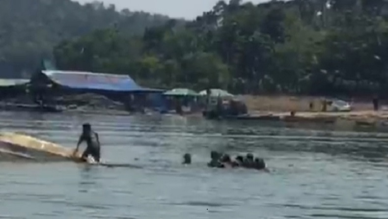 Perahu wisata terbalik di Waduk Kedung Ombo, Boyolali, Jawa Tengah. (Foto: Tangkapan Layar Youtube)