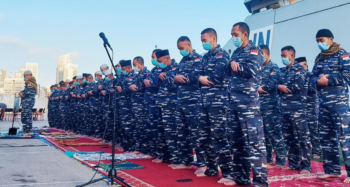 Personel KRI Sultan Iskandar Muda-367 yang tergabung dalam Satgas Misi Perdamaian Maritime Task Force (MTF) Konga XXVIII-M/UNIFIL yang dipimpin Dansatgas MTF Letkol Laut (P) Abdul Haris, merayakan hari raya Idul Fitri 1442 Hijriah di Dermaga Beirut, Lebanon (Foto: Puspen TNI)