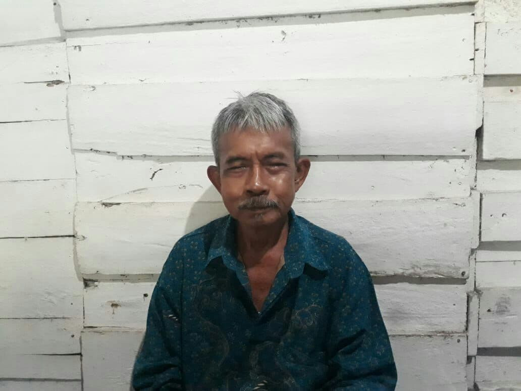 Mbah Suwari, petani di lereng Pegunungan Selatan Blitar, memiliki kebun dengan koleksi tanaman langka. salah satunya pohon Kastuba. (Foto: Choirul Anam/Ngopibareng.id)