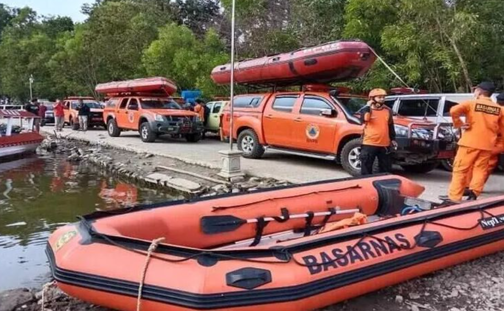 Proses pencarian korban perahu terbalik di Waduk Kedungombo, Boyolali. Enam korban berhasik dikenali identitasnya. (Foto: Solopos)