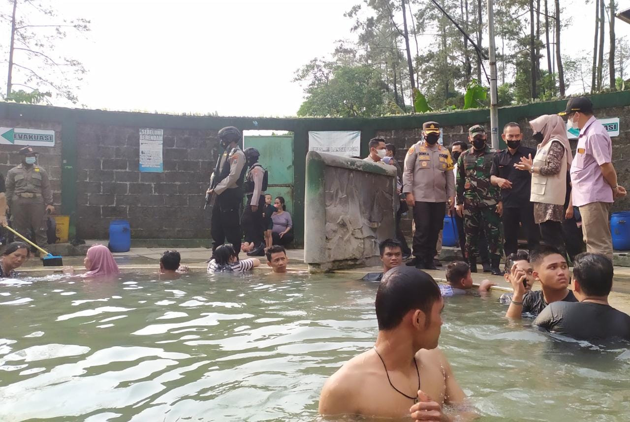 Forkopimda Mojokerto saat melakukan inspeksi mendadak (sidak) di tempat wisata Pacet.(Deni Lukmantara/Ngopibareng.id)