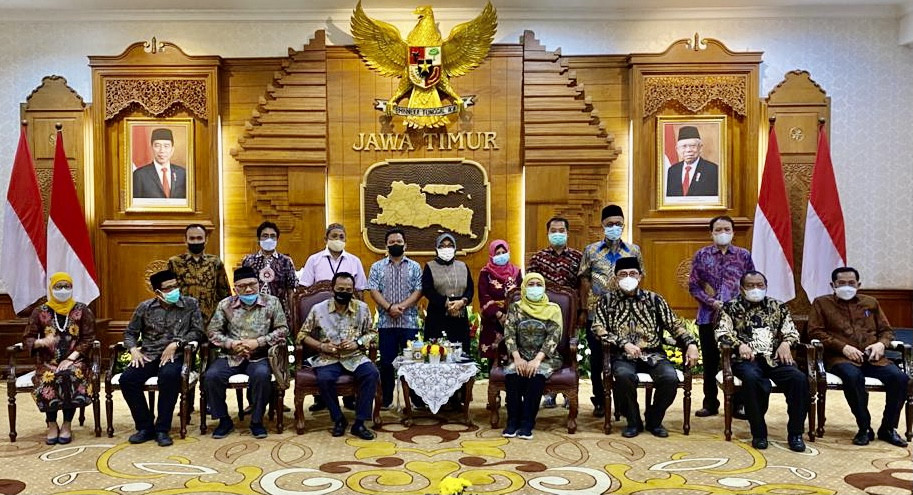 Pengurus dan Panitia Musda KAHMI Jatim foto bersama Gubernur Khofifah Indar Parawansa di Gedung Grahadi.