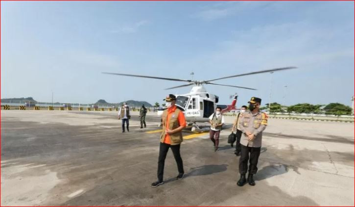 Kepala Satuan Tugas (Satgas) COVID-19, Doni Monardo saat tiba di Bakauheni, Provinsi Lampung, untuk meninjau proses penyekatan arus mudik dan balik Lebaran, Sabtu 14 Mei 2021. (Foto: Antara/Satgas COVID-19)