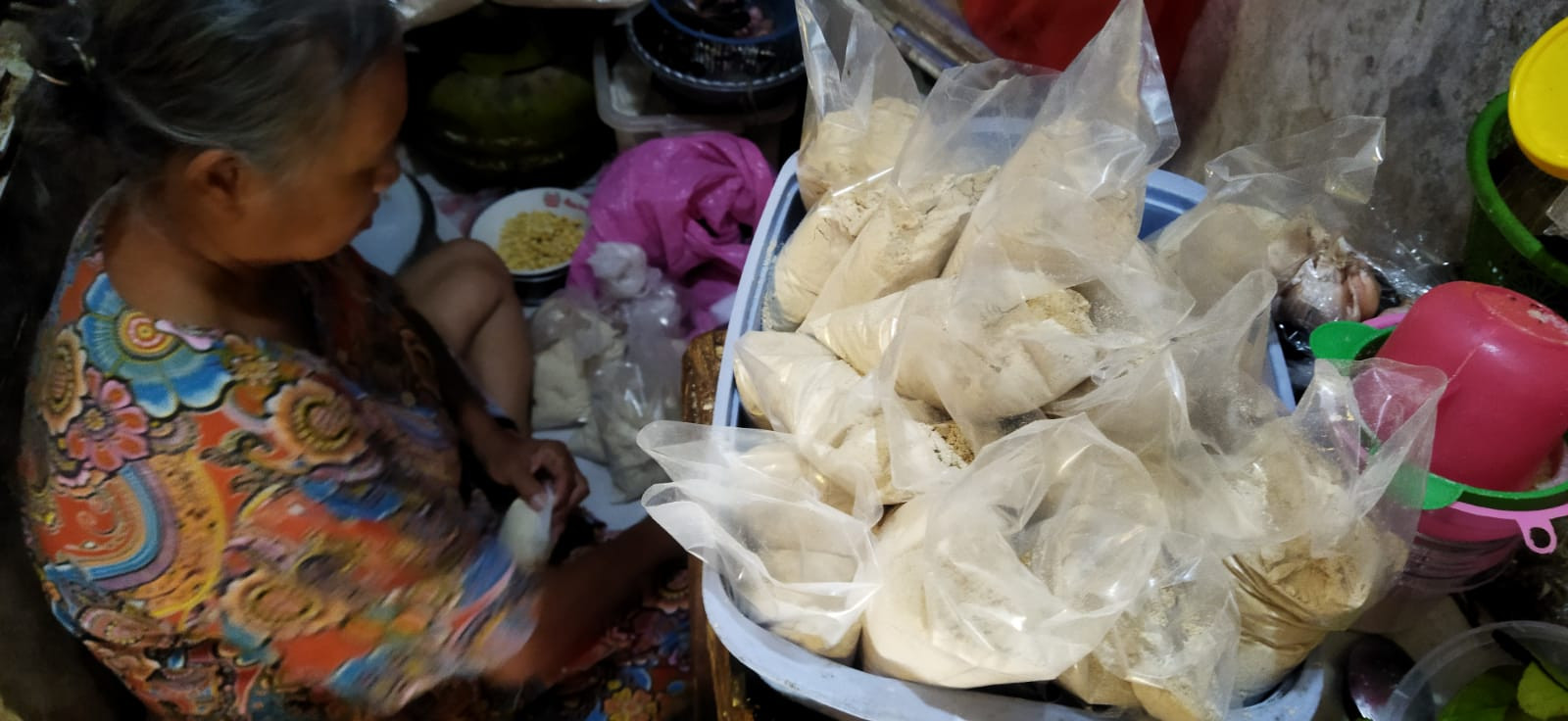 Bubuk kedelai hasil olahan Mujilah diburu warga jadi pendamping makan ketupat. (Foto: Fendhy Plesmana/Ngopibareng.id)