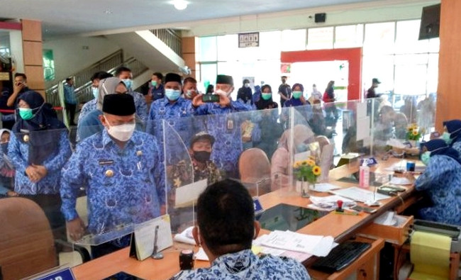 Bupati Situbondo Karna Suswandi sidak ASN hari pertama masuk kerja di RSUD dr Abdoer Rahman. (Foto: Istimewa).