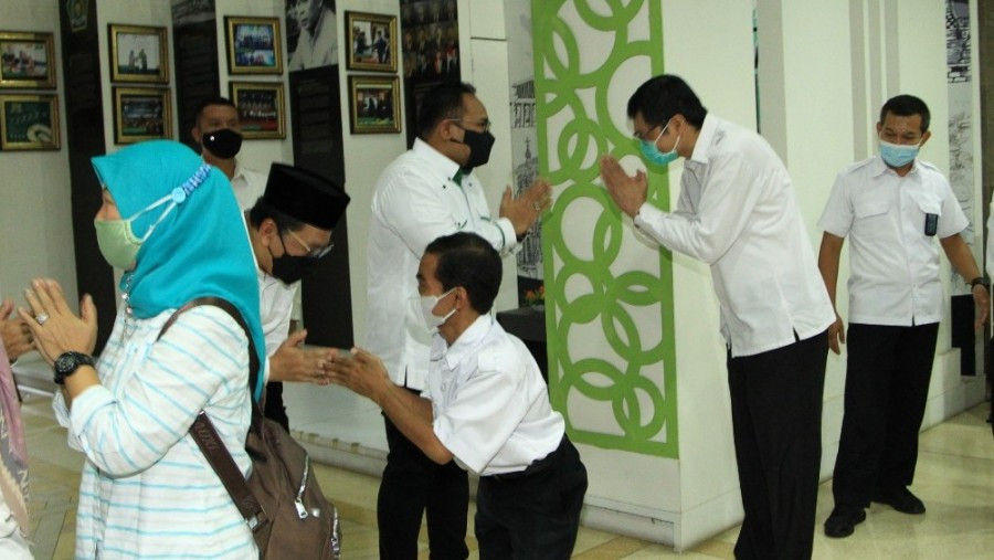 Menag Yaqut Cholil Qoumas berhalal bihalal dengan ASN Kemenag di hari pertama kerja usai libur lebaran, Senin 17 Mei 2021. (Foto: Istimewa)