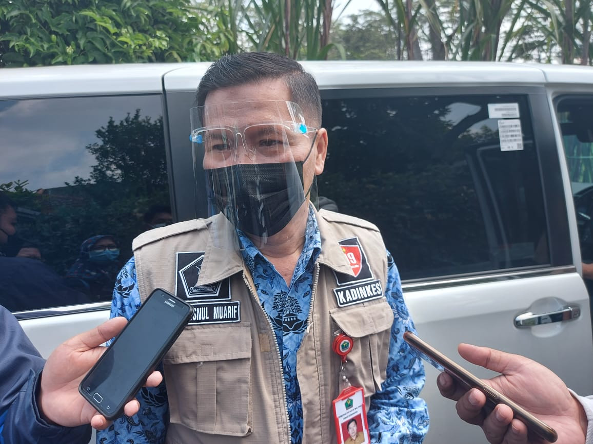 Kepala Dinkes Kota Malang, dr Husnul Mu'arif saat ditemui di kompleks Perumahan Bukit dan Permata Hijau, Lowokwaru, Kota Malang (Foto: Lalu Theo/ngopibareng.id)