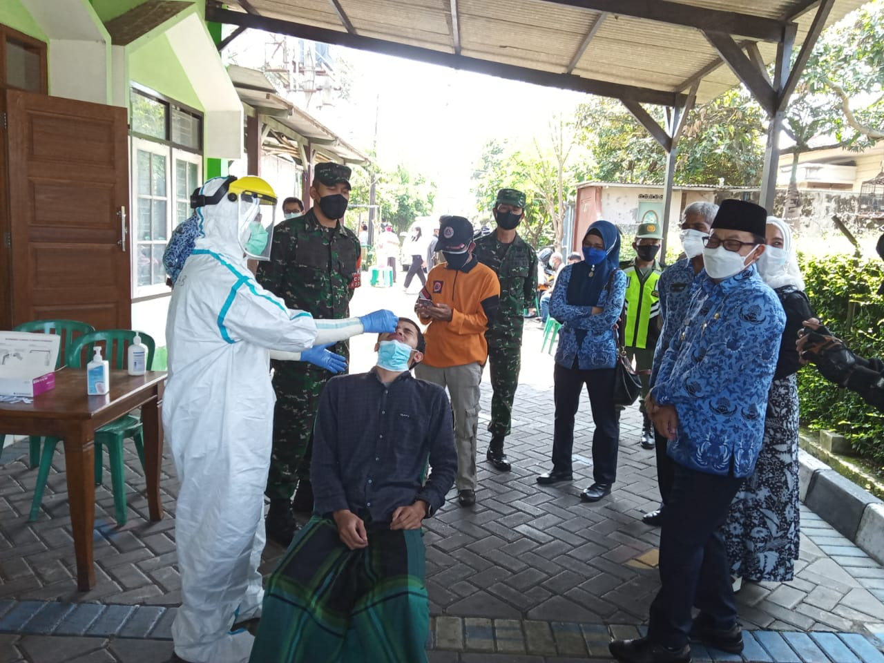 Salah satu warga di Perumahan Bukit dan Permata Hijau, Lowokwaru, Kota Malang ketika dilakukan swab antigen. (Foto: Lalu Theo/Ngopibareng.id)