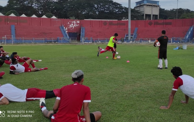 Persik Kediri latihan perdana, pada Selasa, 18 Mei 2021. 8 pemain absen di latihan perdana. (Foto: Fendhy Plesmana/Ngopibareng.id)