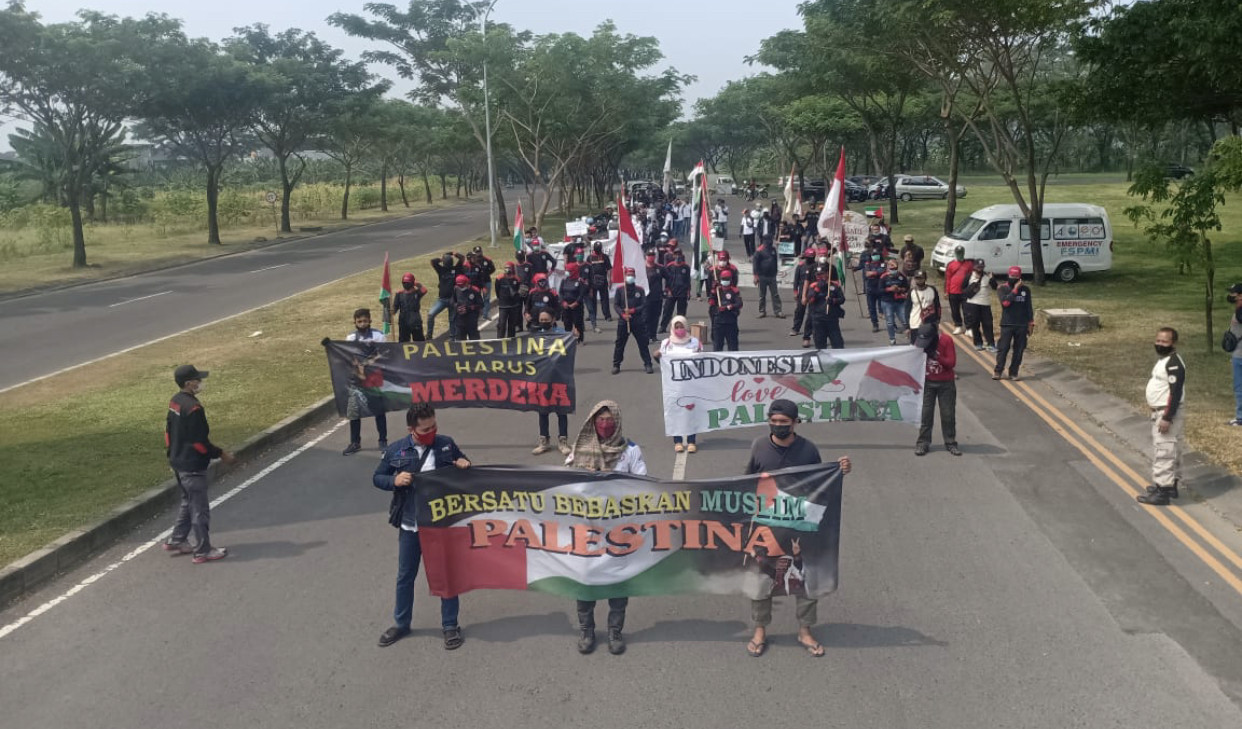 Buruh FSPMI menggelar demo di Kantor Konjen Amerika (Foto: Dok. FSPMI Jatim)