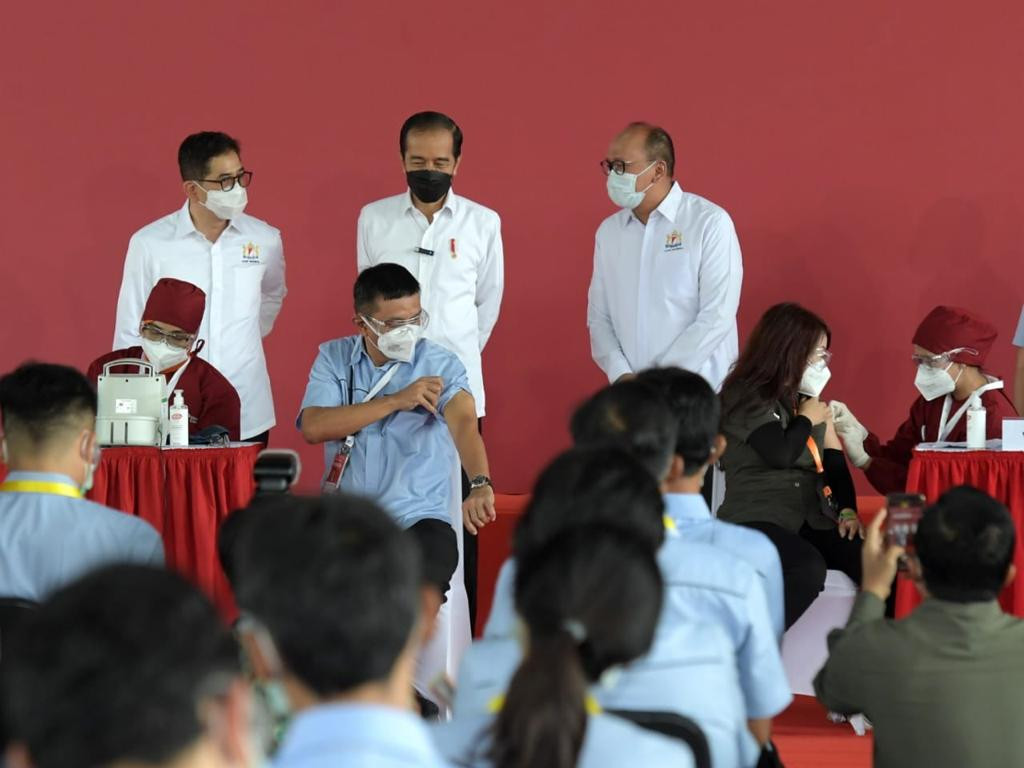 Presiden Joko Widodo (Jokowi) meninjau pelaksanaan perdana vaksinasi Gotong Royong di kawasan industri Cikarang, Selasa 18 Mei 2021. (Foto: Setpres)