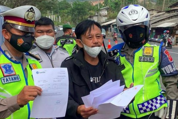 Aktor Epy Kusnandar, pemeran Kang Mus di sinetron Preman Pensiun di RCTI pun kena cegatan razia protokol kesehatan atau prokes. (Foto: Instagram)