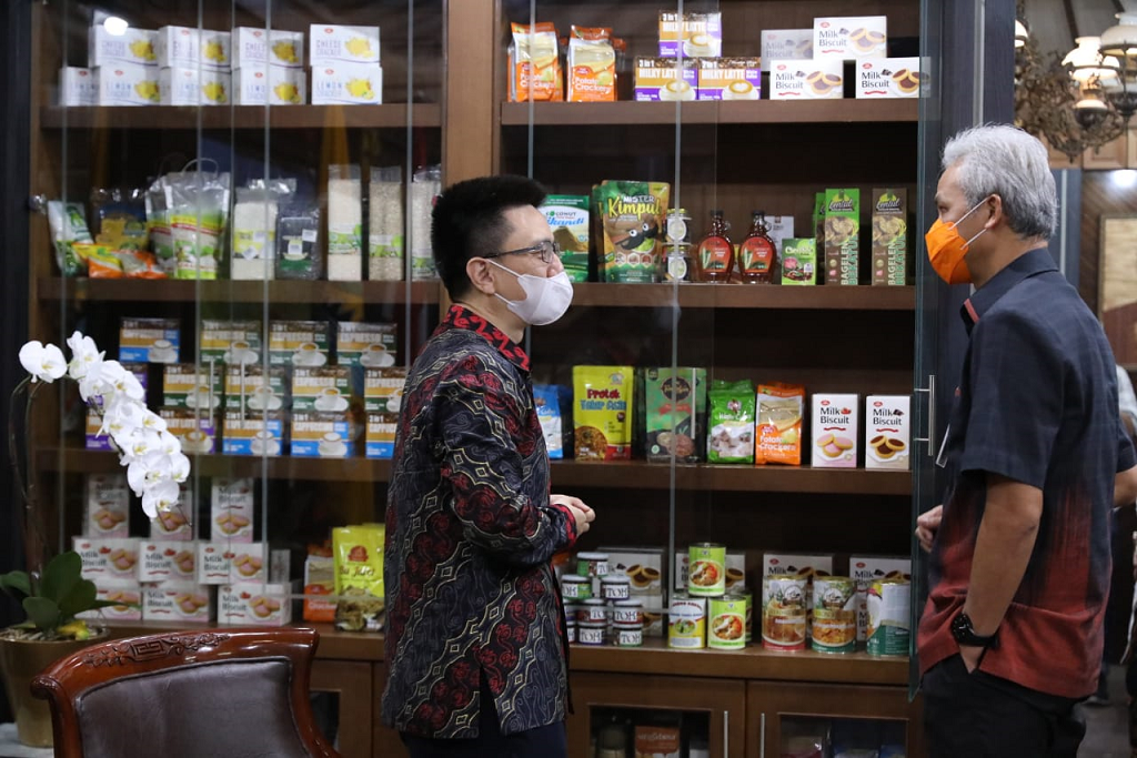 Gubernur Jawa Tengah Ganjar Pranowo saat menemui Co Founder SEA Group (Shopee) Gang Ye di ruang kerjanya, Selasa, 18 Mei 2021. (Foto: Istimewa)