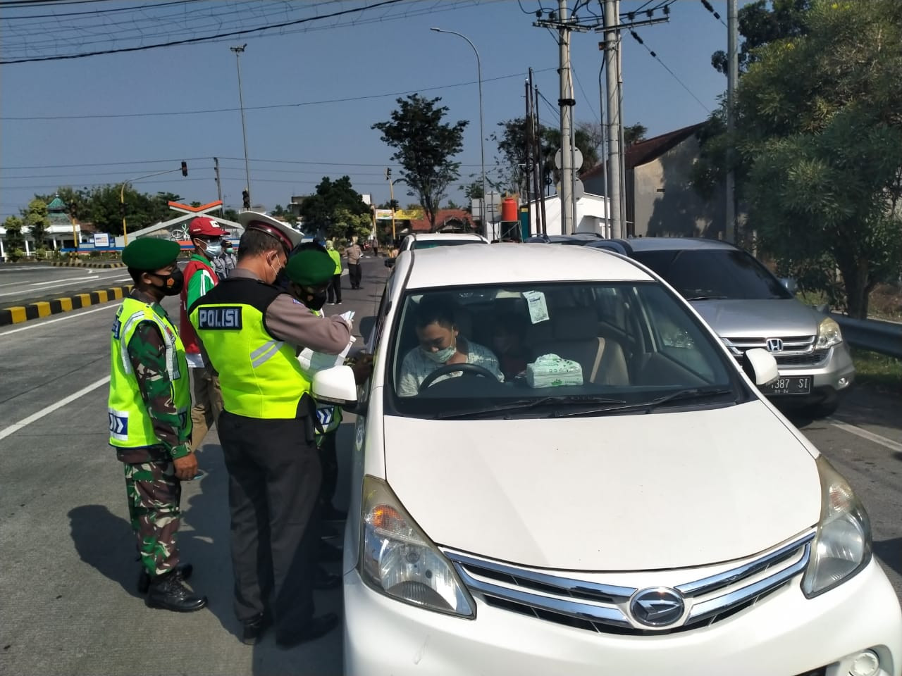 Pemeriksaan kendaraan yang dilakukan petugas di Exit Tol Tembelang. (Foto: Mardiansyah Triraharjo/Ngopibareng.id)