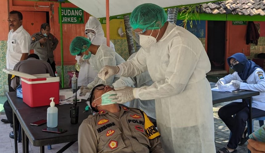 Ratusan personel Polresta Probolinggo saat menjalani swab PCR. (Foto: Ikhsan Mahmudi/Ngopibareng.id)