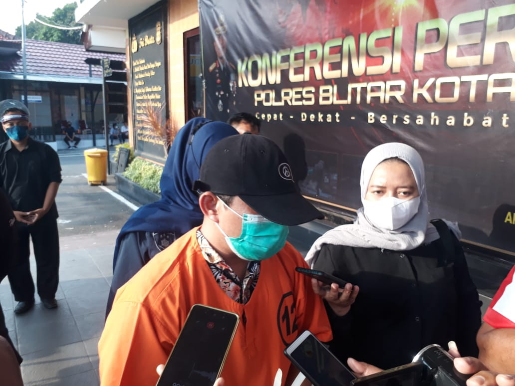 S, Sarjana Agama meracik dan menjual obat hingga dikenal sebagai dokter ditangkap polisi setelah empat tahun praktek. Polres Blitar melakukan gelar perkara pada Rabu, 19 Mei 2021. (Foto: Choirul Anam/Ngopibareng.id)