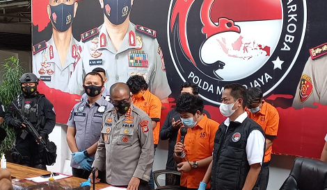 Raffi Zimah (pakai baju tahanan pegang mike), putra pedangdut senior Rita Sugiarto, saat rilis kasus narkoba di Polda Metro Jaya, Rabu 19 Mei 2021. (Foto: Istimewa)