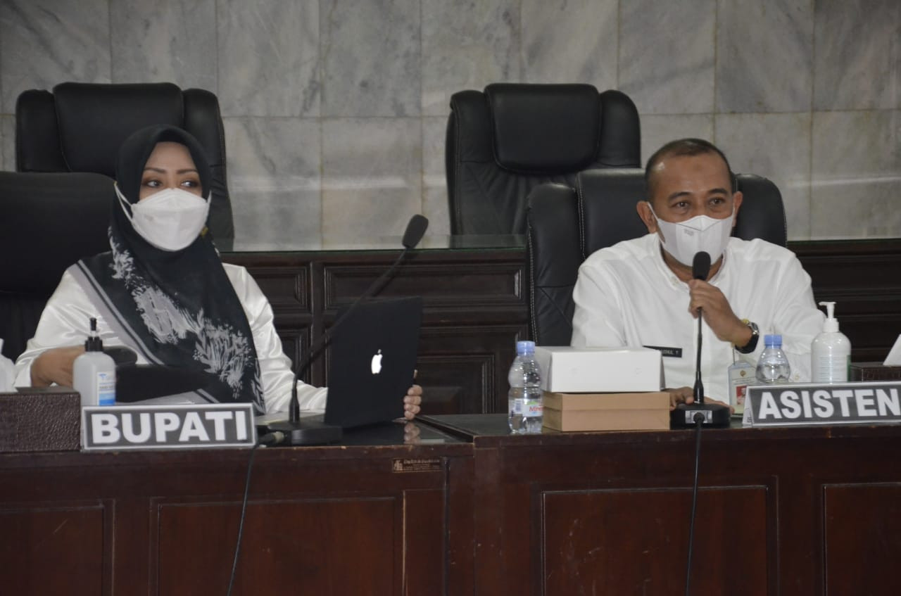 Bupati Mojokerto Ikfina Fahmawati didampingi Asisten Pemkab Mojokerto memimpin rapat di ruang SBK. (Foto: Deni Lukmantara/Ngopibareng.id)