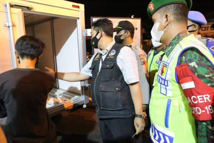 Puluhan mobil muatan barang dirazia petugas gabungan di pos cek poin Ring Road Penanggalan, Desa Dukuhdimoro, Kecamatan Mojoagung, Kabupaten Jombang, Selasa 18 Mei 2021 dini hari. (Foto: Istimewa)