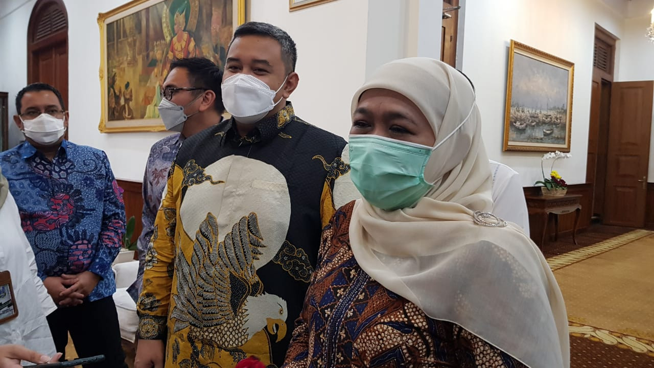 Gubernur Jatim, Khofifah Indar Parawansa (kanan) bersama CEO PT Polowijo Gosari Gresik, Deddy Handoko Sucahyo di Gedung Negara Grahadi, Surabaya, Rabu 19 Mei 2021. (Foto:  Fariz Yarbo/Ngopibareng.id)