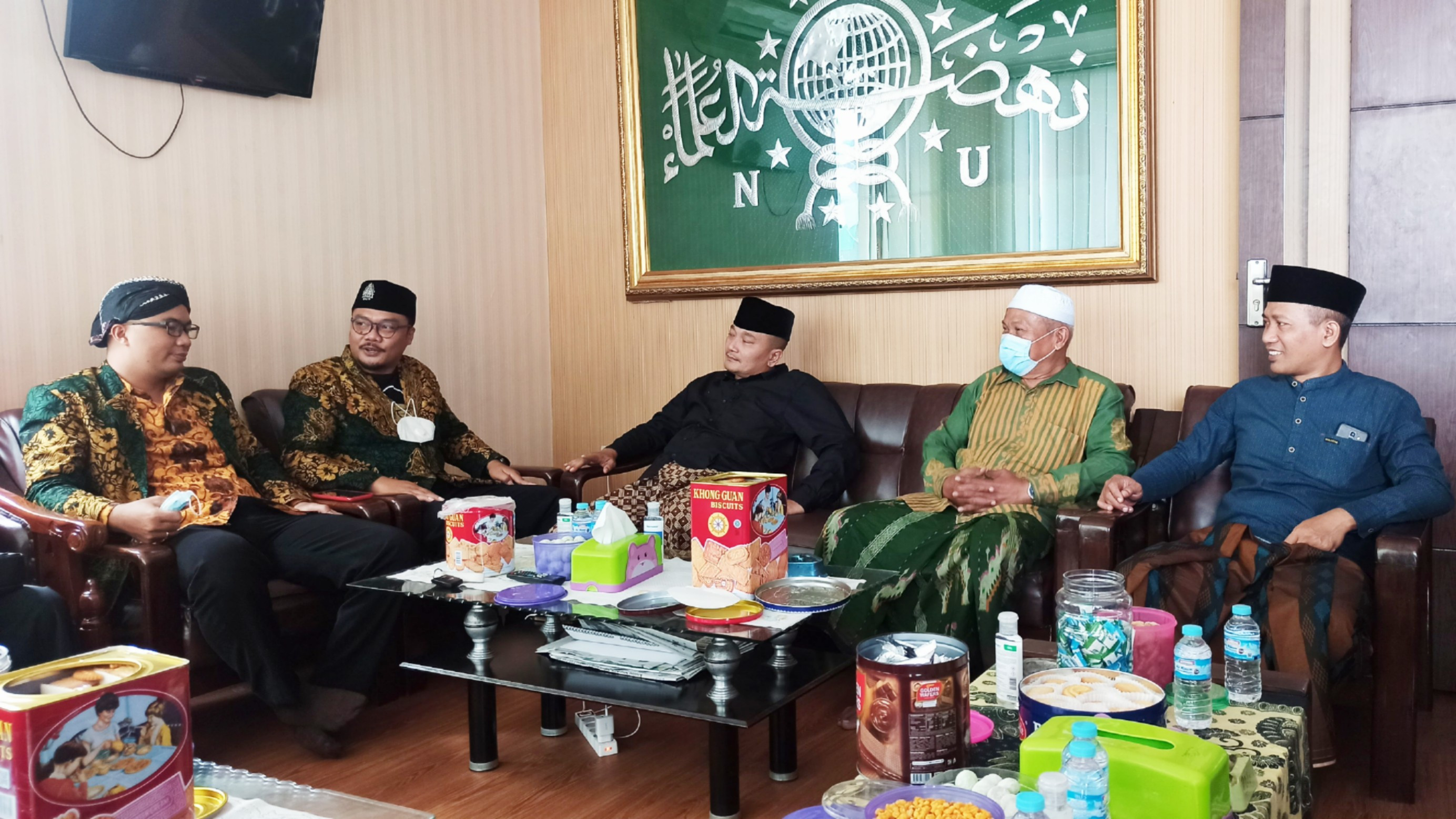 Pendeta Kristanto (dua dari kiri) berbincang dengan Ketua PCNU Banyuwangi, KH M Ali Makki Zaini (tengah) di kantor PCNU Banyuwangi (foto:Muh Hujaini/Ngopibareng.id)