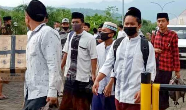 Santri asal Situbondo yang kembali ke pondok pesantren (ponpes) mendapat rapid test swab antigen gratis dari Pemkab Situbondo. (Foto: Istimewa)