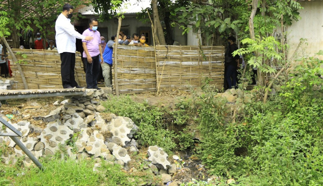 Walikota Hadi Zainal Abidin (kiri) saat meninjau plengsengan sungai yang jebol di Kelurahan Kanigaran, Probolinggo, Jawa Timur. (Foto: Ikhsan Mahmudi/Ngopibareng.id)