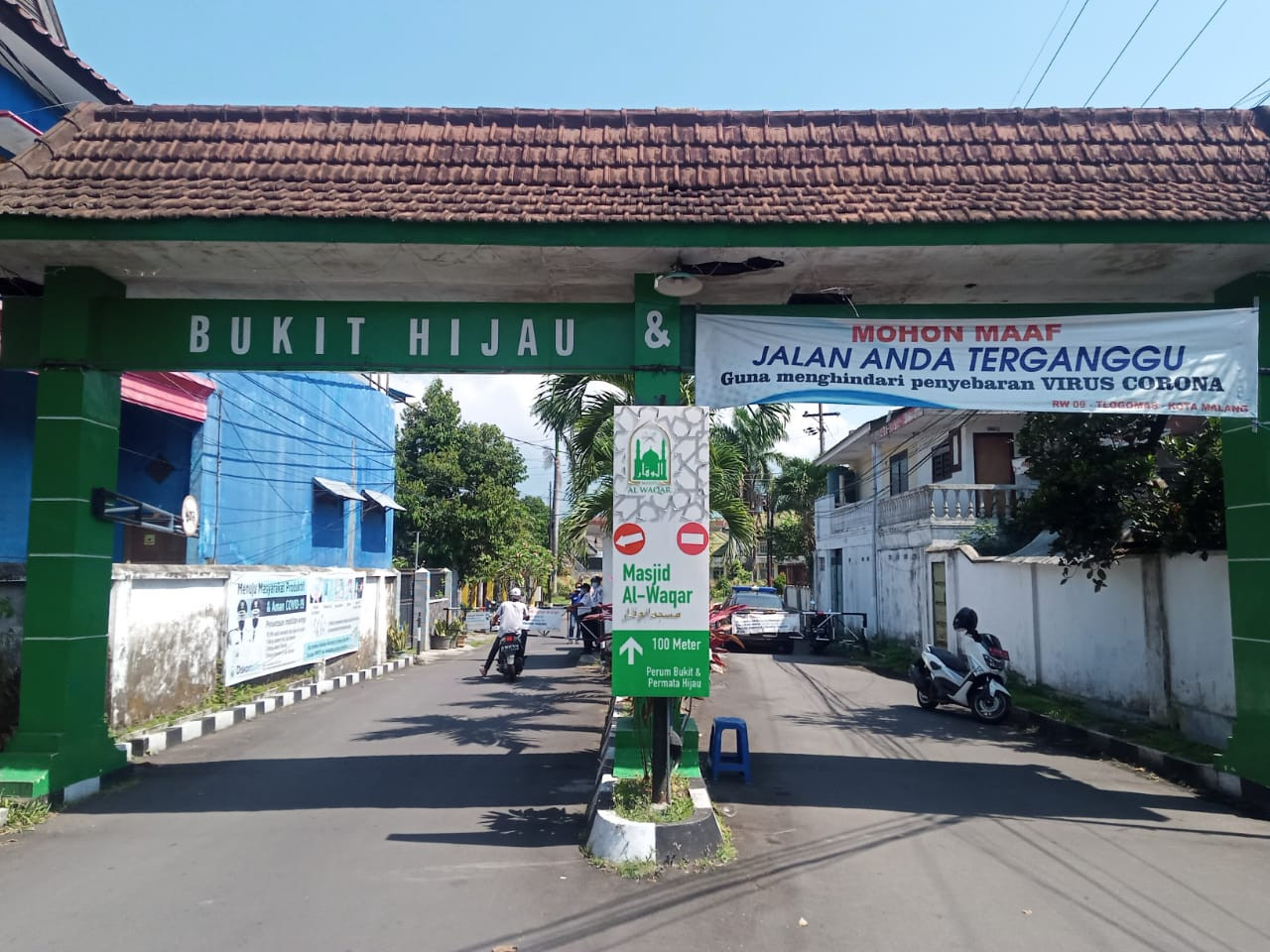 Pintu masuk dan keluar Kompleks Perumahan Bukit dan Permata Hijau, Lowokwaru, Kota Malang (Foto: Lalu Theo/ngopibareng.id)