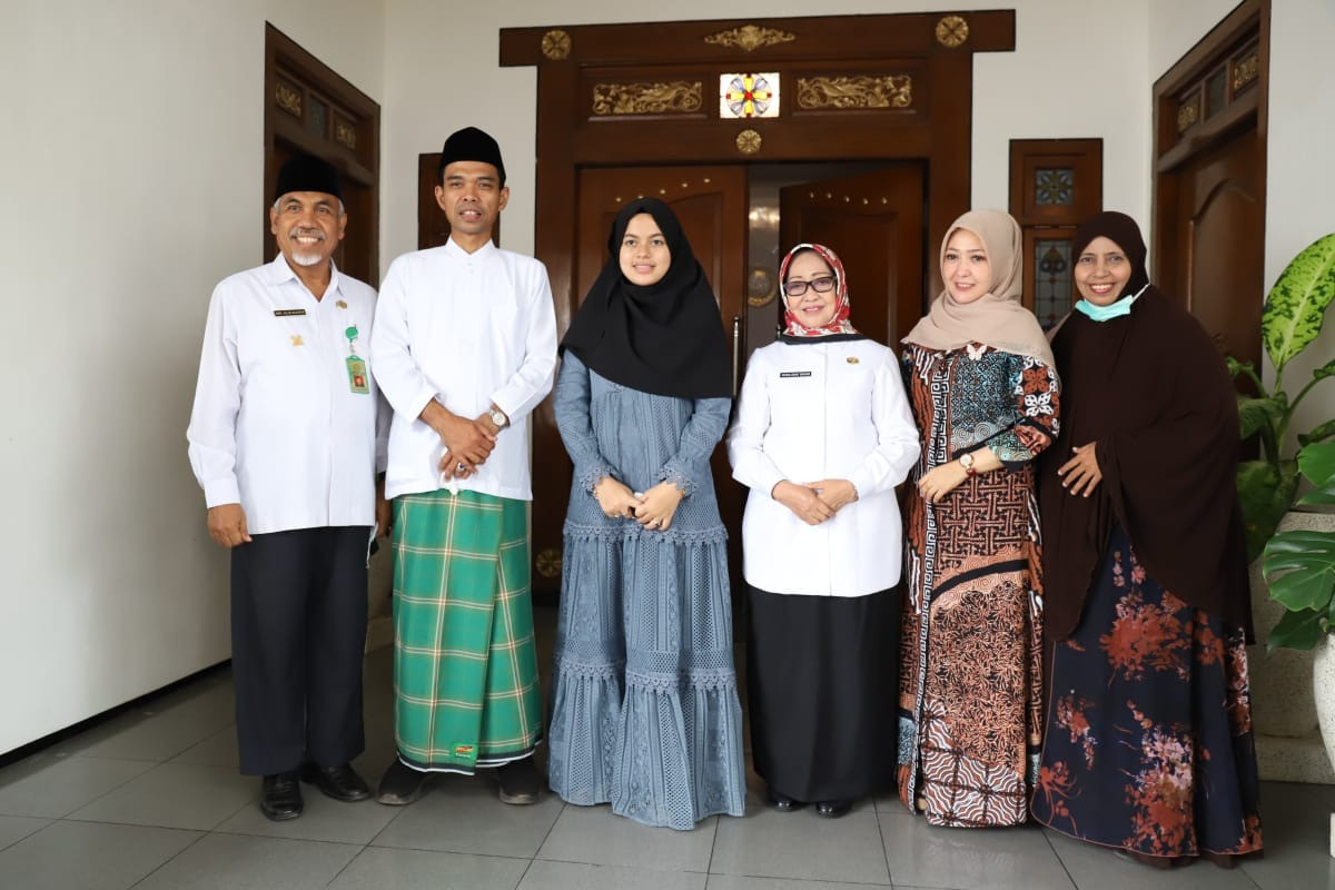 Ustadz Abdul Somad (UAS) dan istri, Fatimah Az Zahra Salim Barabud foto bersama Bupati Jombang Mundjidah Wahab di pendopo Kabupaten Jombang, Rabu 19 Mei 2021. (Foto: Istimewa)