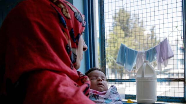 Istri Suheir al-Arbeed menggendong putranya, Hasan,  yang baru lahir di sekolah Gaza al-Jadeeda di Kota Gaza setelah dia dan keluarganya dipaksa meninggalkan rumah mereka di Shujaiyah [Foto: Al Jazeera]