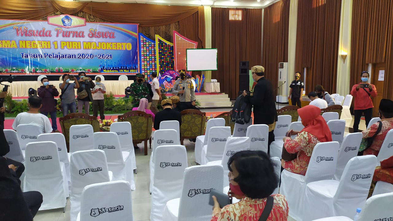 Suasana wisuda yang dibubarkan oleh Satgas Penegak Disiplin Covid-19. (Foto: Deni Lukmantara/Ngopibareng.id)