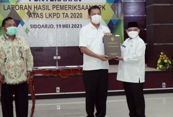 Bupati Situbondo Karna Suswandi menerima penghargaan predikat Opini WTP atas LKPD 2020 dari BPK perwakilan Jatim di Sidoarjo, Rabu 29 Mei 2021. (Foto: Istimewa)