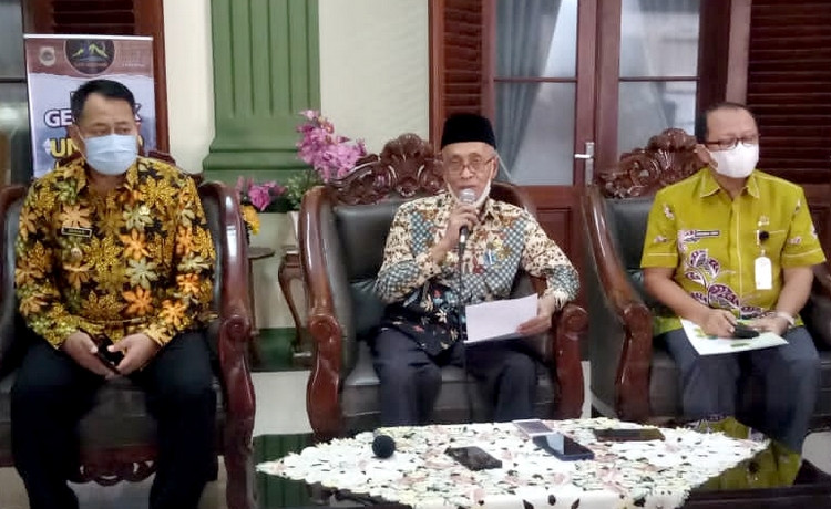 Bupati Bondowoso Salwa Arifin (tengah), Wabup Irwan Bachtir Rahmat (kiri) dan Kepala Dinkes dr. Muhammad Imron menjelaskan pemberian rapid tes antigen untuk santri kembali ke ponpes di pendapa bupati, Kamis 20 Mei 2021. (foto: guido/ngopibareng.id)