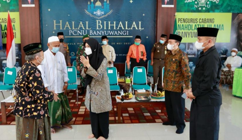 Bupati Banyuwangi ipuk Fiestiandani menghadiri jala bihalal di Kantor PCNU Banyuwangi (foto: istimewa)