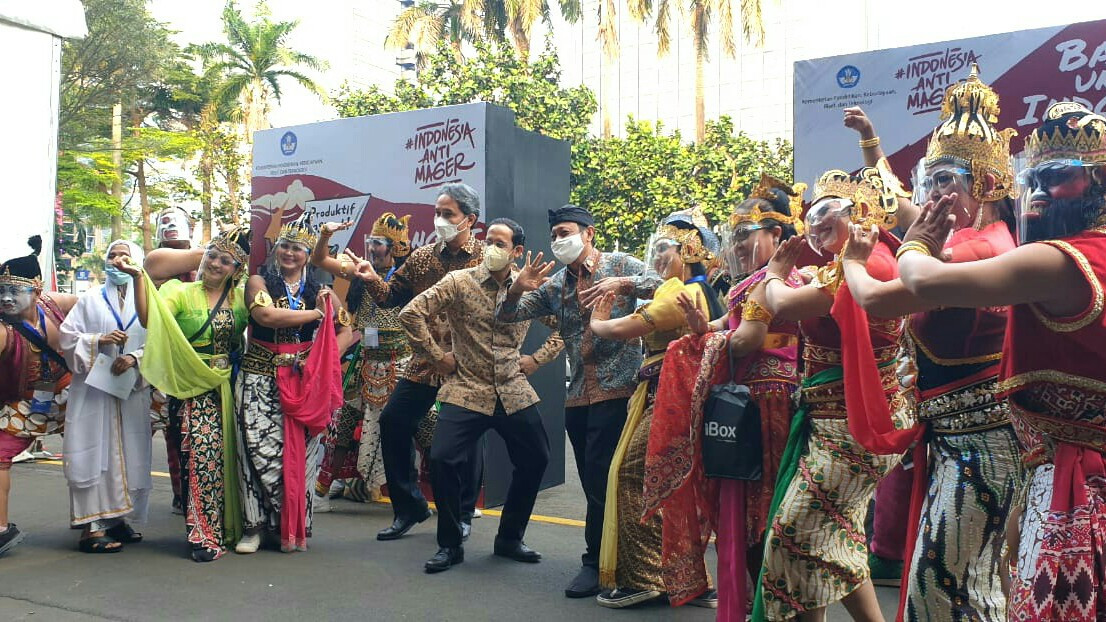 Para budayawan berpose sebelum mengikuti vaksinasi (foto: Dikbud)