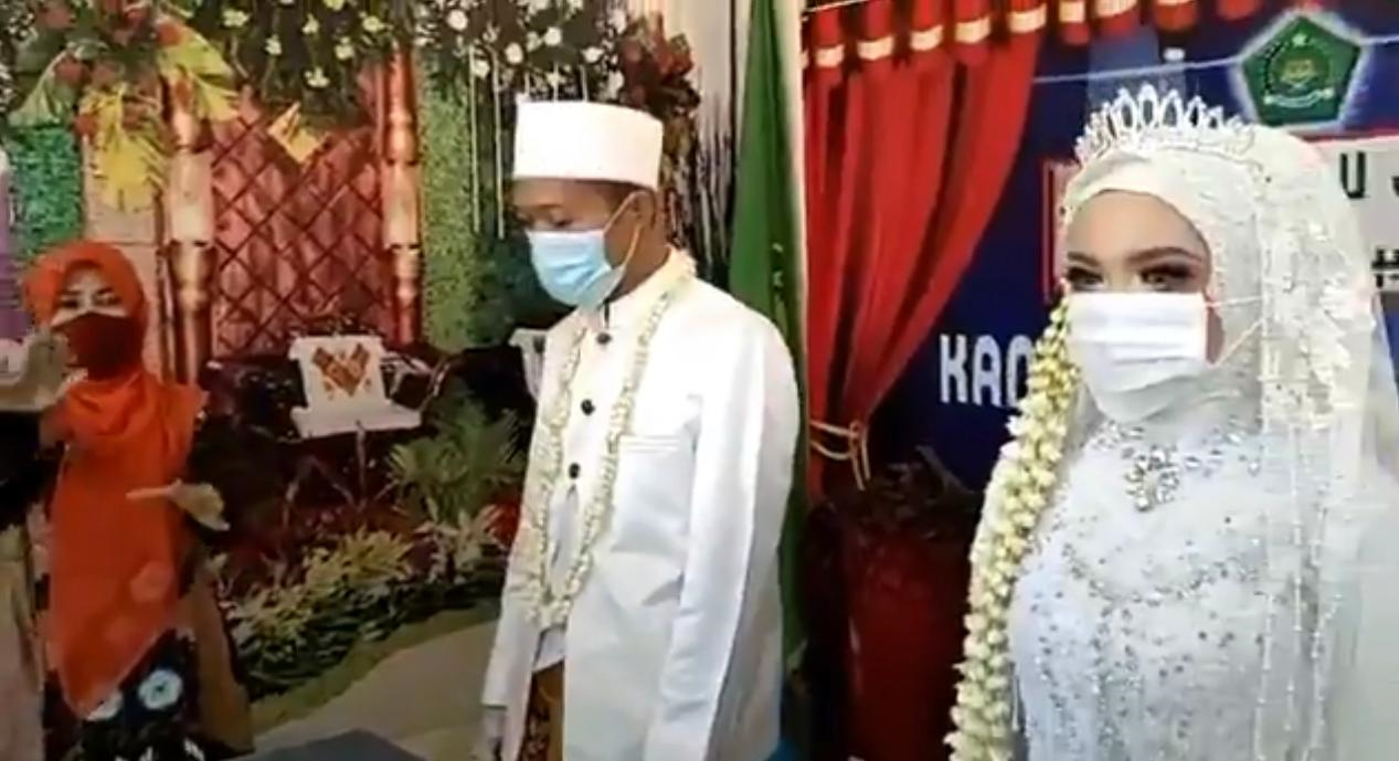 Pasangan pengantin yang menunda pernikahannya sejenank untuk menyanyikan Indonesia Raya. (Foto: Istimewa)