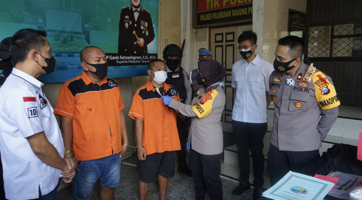 Kedua tersangka penerima kiriman sabu dari Malaysia (Foto: Dok. Humas Polres Pelabuhan Tanjung Perak)